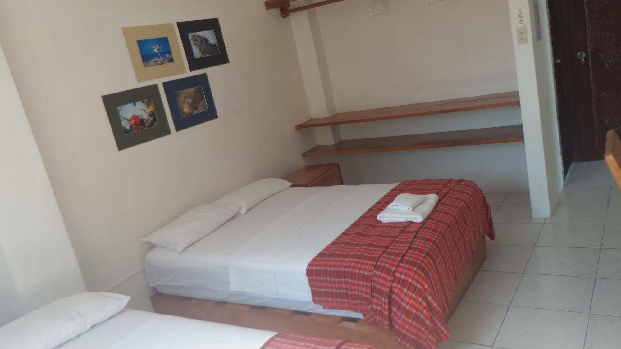 Galapagos House Hostel Пуерто-Айора Екстер'єр фото